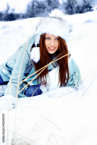 Foto: Beauty woman in the winter scenery Beauty woman in the winter scenery