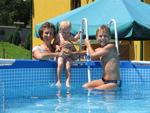 Foto: family play in collapsible pool family play in collapsible pool