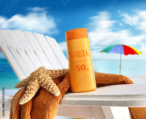 Foto: Suntan lotion on chair at the beach Suntan lotion on chair at the beach