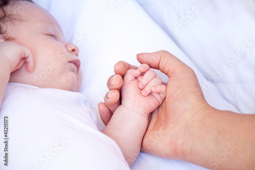 Photo: Madre che tiene per mano il bambino che dorme Madre che tiene per mano il bambino che dorme