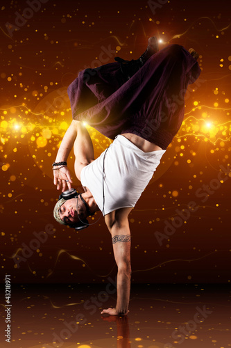 Photo: männlicher Tänzer vor Lichterhintergrund beim Handstand männlicher Tänzer vor Lichterhintergrund beim Handstand