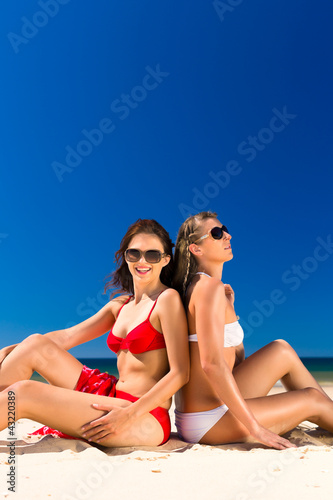 Photo: Frauen genießen die Freiheit am Strand Frauen genießen die Freiheit am Strand