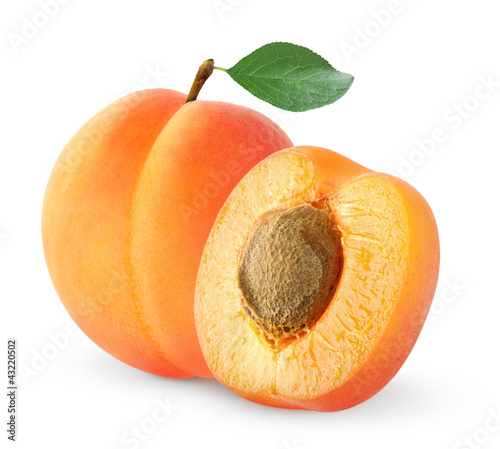 Foto: Fresh apricots isolated on white Fresh apricots isolated on white