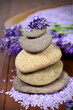 Steinpyramide mit Lavendel, Badesalz und Kerzen