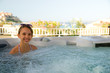 Photo: jeune fille souriante dans un spa jeune fille souriante dans un spa