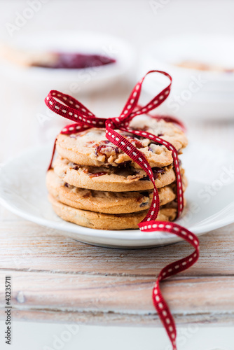 Photo: Cranberry and orange cookies tied with ribbon Cranberry and orange cookies tied with ribbon