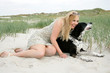 Frau mit Hund am Strand