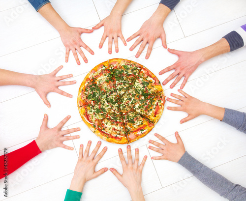 Foto: Pizza and human hands Pizza and human hands