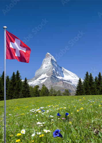Foto: Matterhorn mit Schweizer Flagge Matterhorn mit Schweizer Flagge