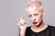 portrait junge frau kurze haare
