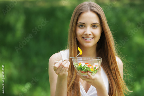 Foto: Healthy woman eating salad Healthy woman eating salad