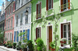 Maisons joyeuses peintes en couleurs