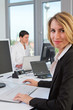 junge Frauen am Arbeitsplatz im Büro 3