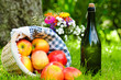 Äpfel, Wein und Blumenstrauß