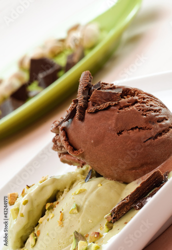 Photo: Gelato cioccolato e pistacchio, close-up Gelato cioccolato e pistacchio, close-up