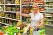 Frau beim Einkauf im Supermarkt