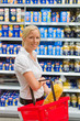 Frau beim Einkauf im Supermarkt