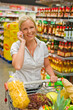 Frau mit Einkaufswagen im Supermarkt
