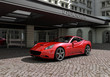 Illustration: roter sportwagen vor hotel roter sportwagen vor hotel