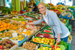 Foto: Frau am Obstmarkt mit Einkaufskorb Frau am Obstmarkt mit Einkaufskorb
