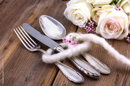 Photo: Place cover with white roses Place cover with white roses