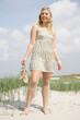 Blonde Frau in den Dünen