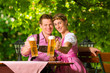 Glückliches Paar mit Bier im Biergarten Restaurant