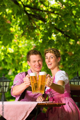 Foto: Glückliches Paar mit Bier im Biergarten Restaurant Glückliches Paar mit Bier im Biergarten Restaurant