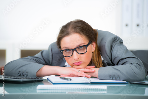 Foto: lustlos über dem schreibtisch hängen lustlos über dem schreibtisch hängen
