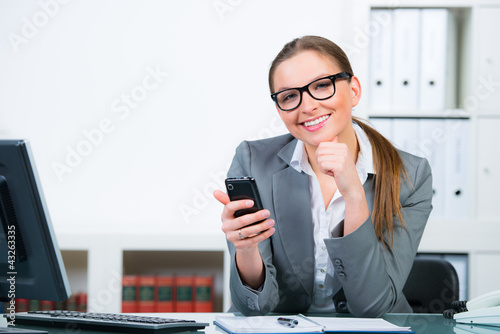 Photo: freundliche mitarbeiterin im büro freundliche mitarbeiterin im büro