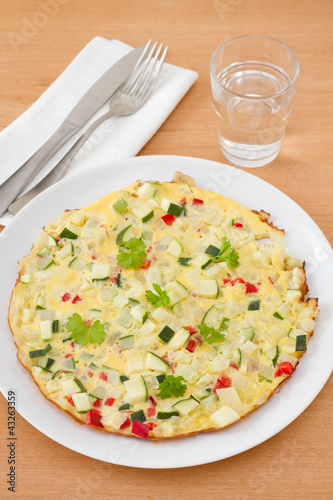 Foto: omelet with vegetables on the plate omelet with vegetables on the plate