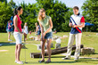 Leute spielen Minigolf im Sommer