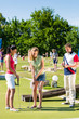 Leute spielen Minigolf im Sommer