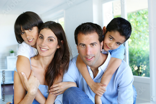 Foto: Family relaxing in sofa at home Family relaxing in sofa at home