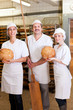 Bäcker mit Team in seiner Bäckerei