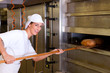 Bäckerin beim Brotbacken