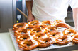 Bäcker in der Backstube mit Brezn