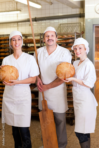 Photo: Bäcker mit Team in seiner Bäckerei Bäcker mit Team in seiner Bäckerei