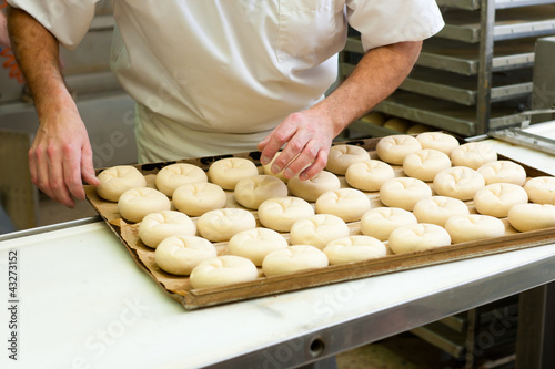 Photo: Bäcker beim Brötchen backen Bäcker beim Brötchen backen