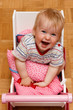 Kleines Mädchen im Puppenwagen