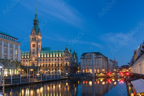 Foto: Hamburger Rathaus, Kleine Alster und Alsterarkaden bei Nacht Hamburger Rathaus, Kleine Alster und Alsterarkaden bei Nacht