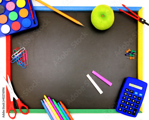 Foto: Blank blackboard with various colorful school supplies Blank blackboard with various colorful school supplies