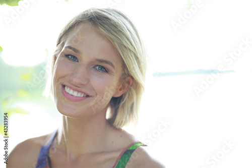 Photo: hübsche Frau am See Portrait hübsche Frau am See Portrait