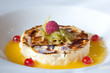 Crème brûlée, coulis mangue passion et fruits rouges