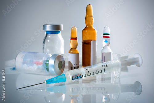Foto: Medical ampoules and syringe Medical ampoules and syringe