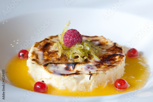 Photo: Crème brûlée, coulis mangue passion et fruits rouges Crème brûlée, coulis mangue passion et fruits rouges