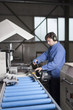 Foto: Arbeiter bearbeitet Aluminium Arbeiter bearbeitet Aluminium