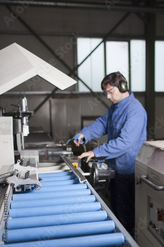 Photo: Arbeiter bearbeitet Aluminium Arbeiter bearbeitet Aluminium