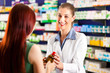 Photo: Apothekerin in ihrer Apotheke mit einer Kundin Apothekerin in ihrer Apotheke mit einer Kundin