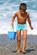 bambino che gioca in riva al mare